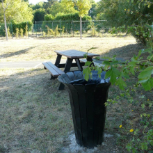 Installation de tables de pique-niques au sein du Parc des Maurois.