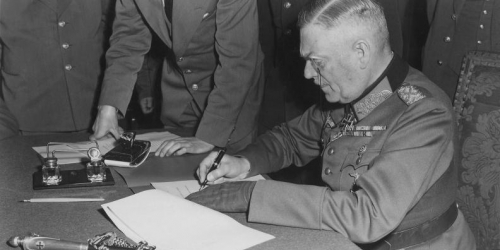 Le maréchal Keitel signe l’acte de reddition de la Wehrmacht, le 8 mai 1945 à Berlin. 