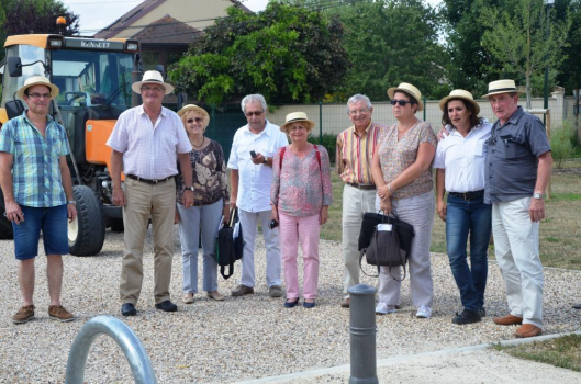 Les jurés, l'équipe du village, l'apiculteur de Boissy l'Aillerie et la Sté Chêne vert.