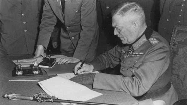 Le maréchal Keitel signe l’acte de reddition de la Wehrmacht, le 8 mai 1945 à Berlin. 